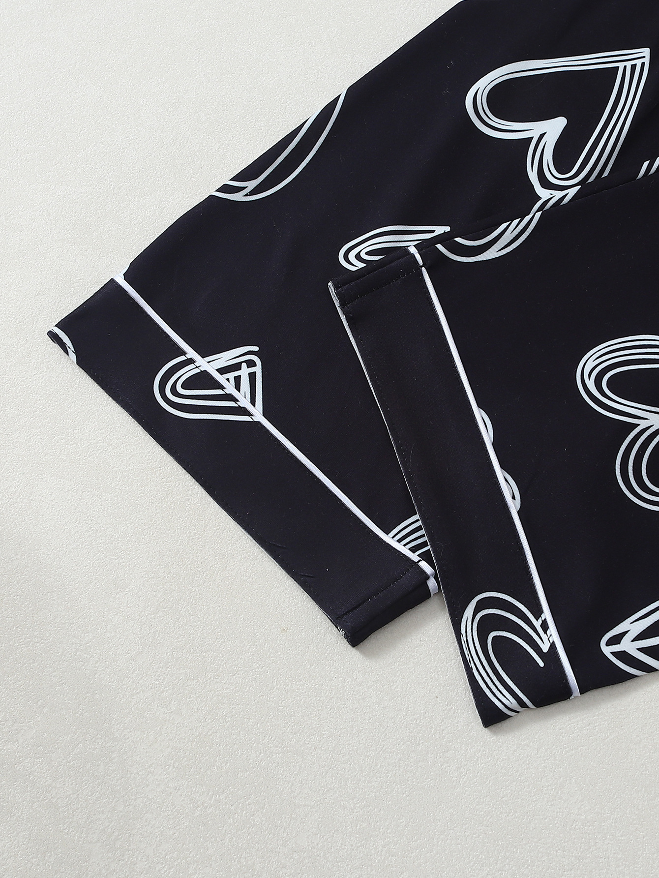Conjunto de pijama mujer con estampado de corazones y solapas_voghion.com