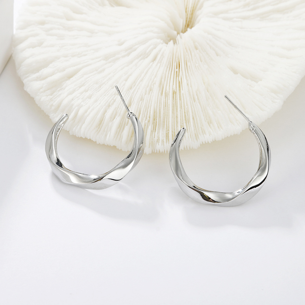 Irregular Twisted Simple Circular Metal Earrings Wholesale Jewelry Nihaojewelry display picture 7