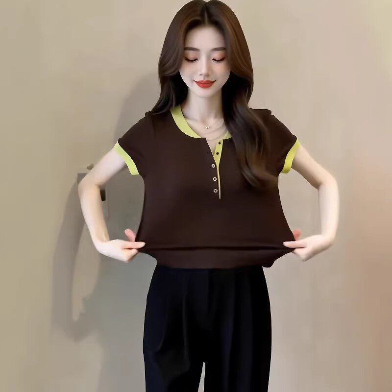 Áo thun nữ cổ bán mở phối màu thanh lịch, dáng suông tay ngắn — Màu ảnh chi tiết 3