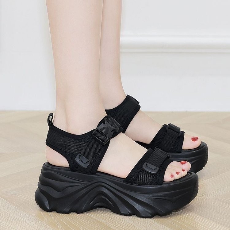 Exposiciones de sandálias de padre para mujeres 2026 verano nuevo estilo amplio con suela suave antideslizante muffin de fondo grueso zapatos deportivos de playa