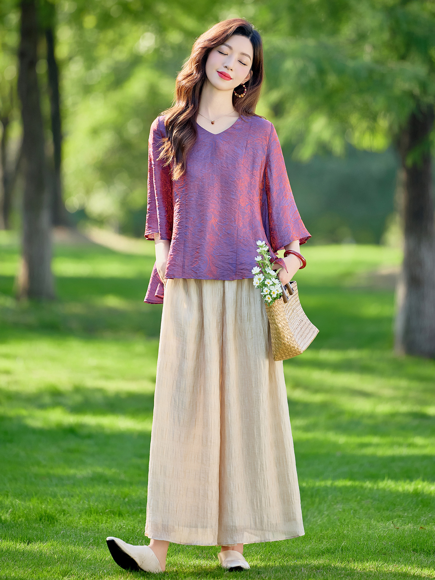 Bộ vest nữ hai mảnh gồm áo sơ mi cổ V và quần ống rộng dáng suông — Màu ảnh