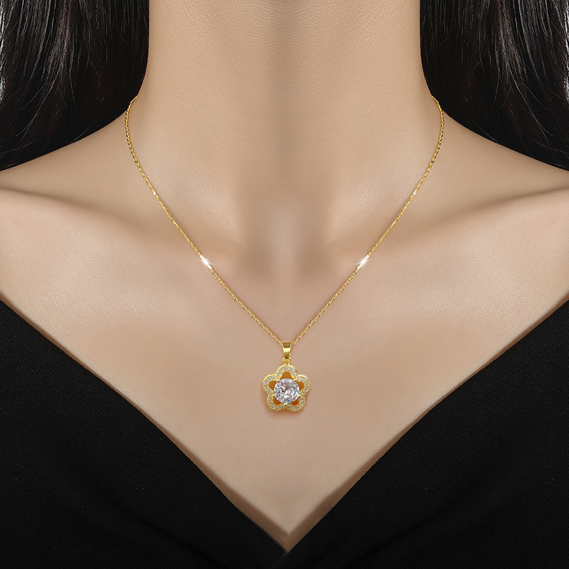 Five Leaf Flower Necklace In Titanium Steel With Gold Finish For Women_voghion.com