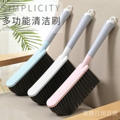ベッドを掃除して家庭用ベッドのソファーを掃除して神器の寝室の長い柄をきれいにします。