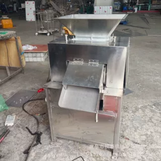 西柚对辊挤汁机大型商用柠檬对半榨汁机工业香果橙子压榨出汁机