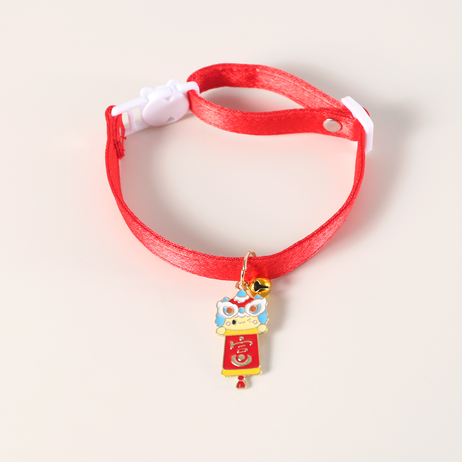 2026 artículos para mascotas Año Nuevo chino caballo de viento colgante de caballo de seguridad botón gato perro collar accesorios collar
