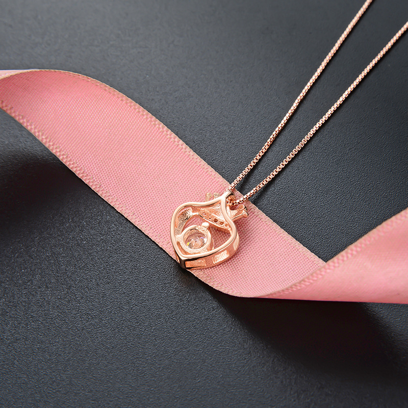 Corea del Sur Dongdaemun moda collar de cadena de clavícula en forma de corazón colgante s925 plata esterlina diamante incrustado hueco amor colgante para las mujeres