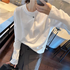 欧米の白いデザイン感がユニークな長袖tシャツ女性2025早春の肩幅が緩い風が上着insを着ている