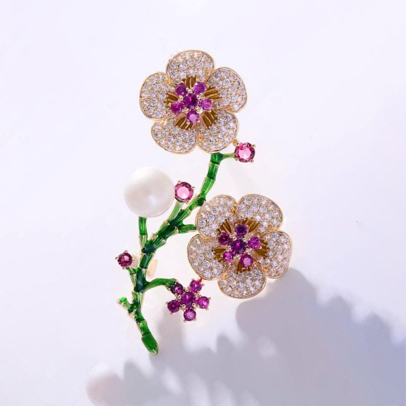 Spilla gioiello perla fiore di pesco, elegante spilla floreale_voghion.com