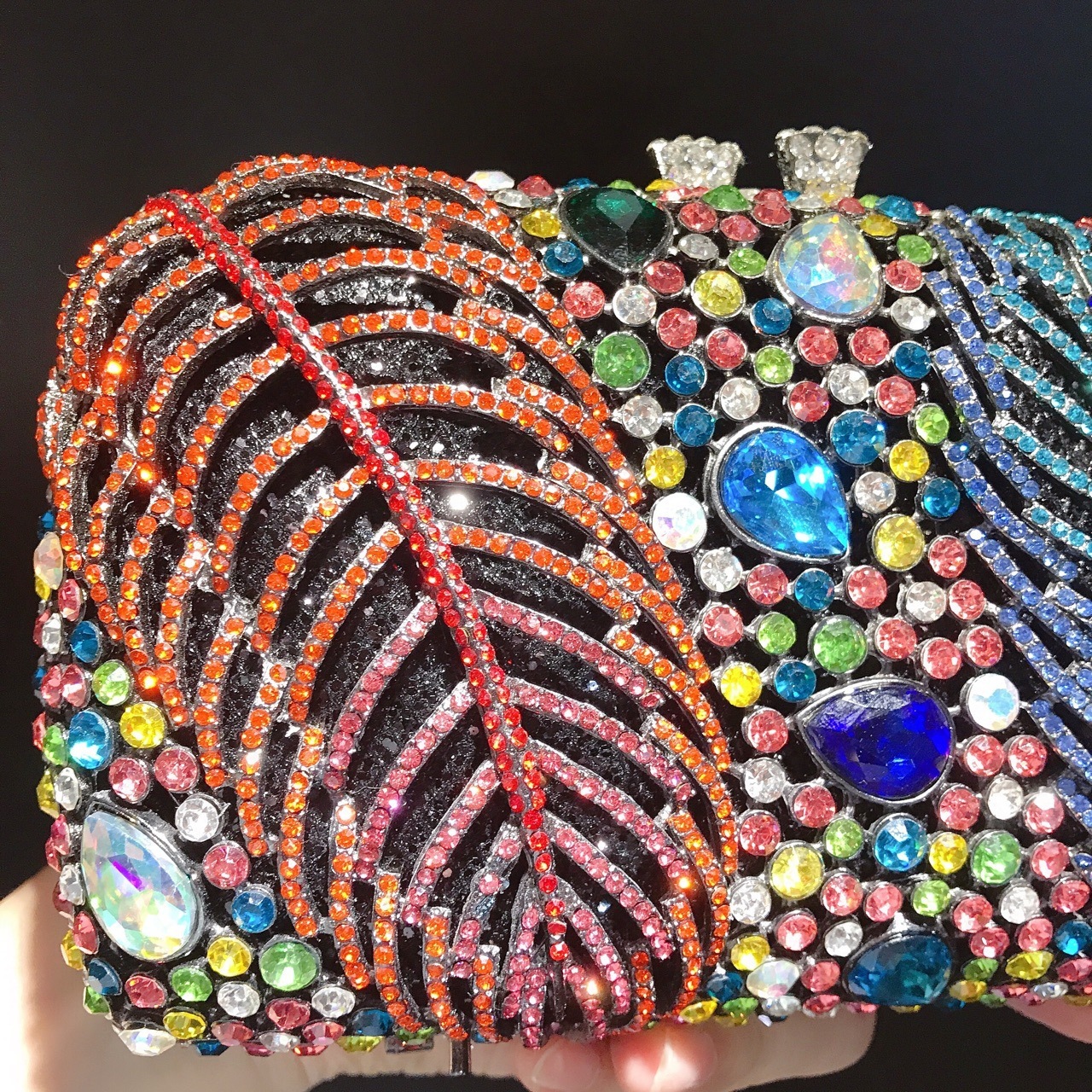 Hoja pluma metal diamantes bolsas de maquillaje bolsas de gemas coloridas bolsas de diamante de diamante de hebilla magnética bolsas de mano
