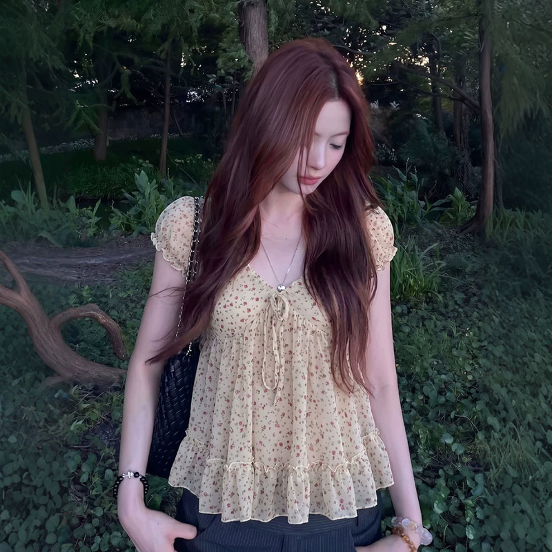 Sweet short-sleeved V-neck tie floral puff sleeve shirt, 2026 summer new style, waist-cinching slimming pullover top for women Sweet short-sleeved V-neck tie floral puff sleeve shirt, 2026 summer new style, waist-cinching slimming pullover top for women