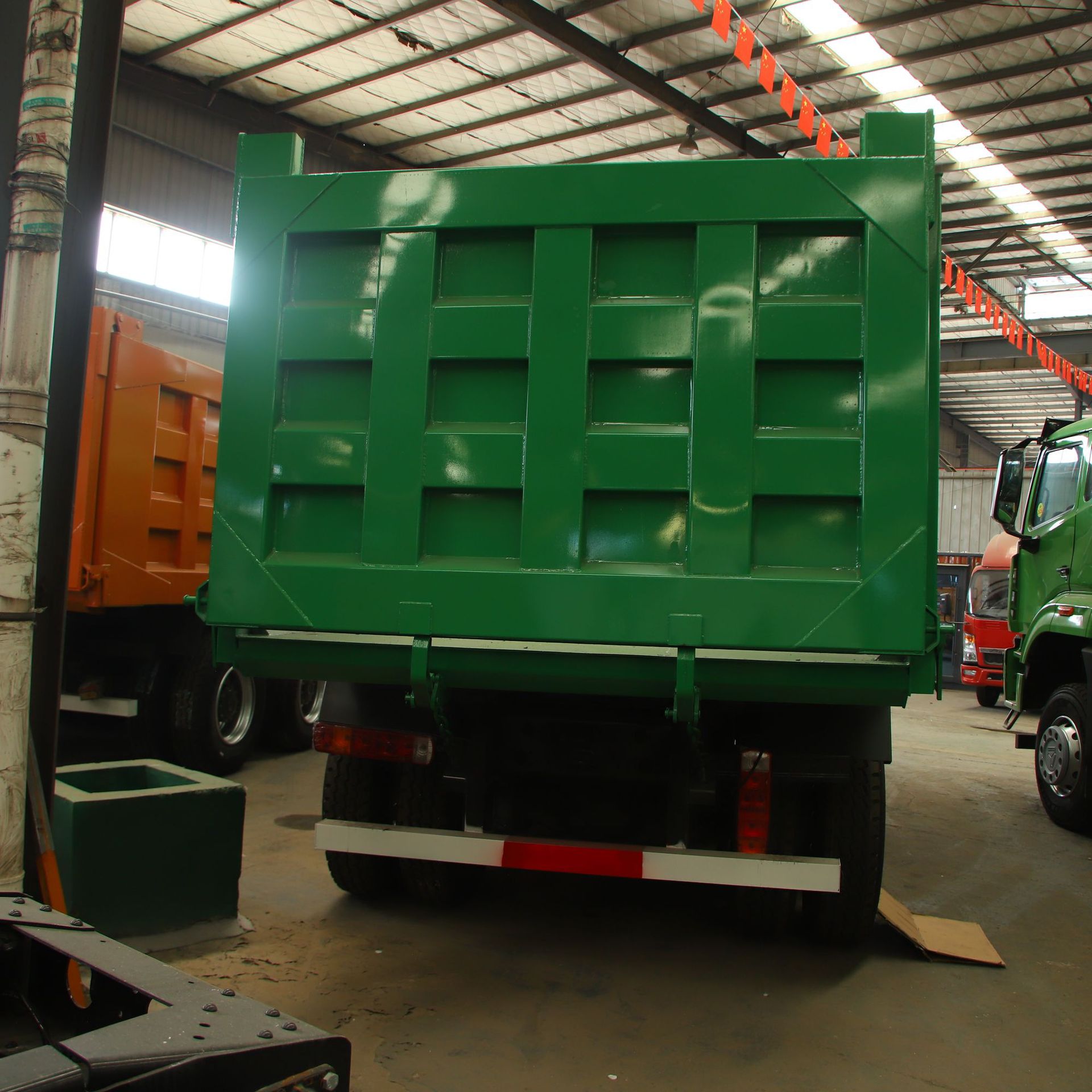 Sinotruk HOWO 380 horsepower dump truck is supplied to Africa, 10-wheel dump truck, front four-wheel rear eight-wheel