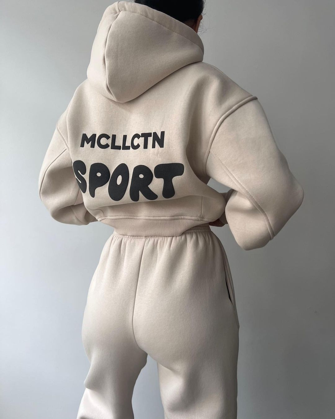 2024 Herbst/Winter neues lässiges Plüsch-Langarm-Kapuzenpullover- und Hosen-Set mit bedrucktem Kapuzenpullover_voghion.com