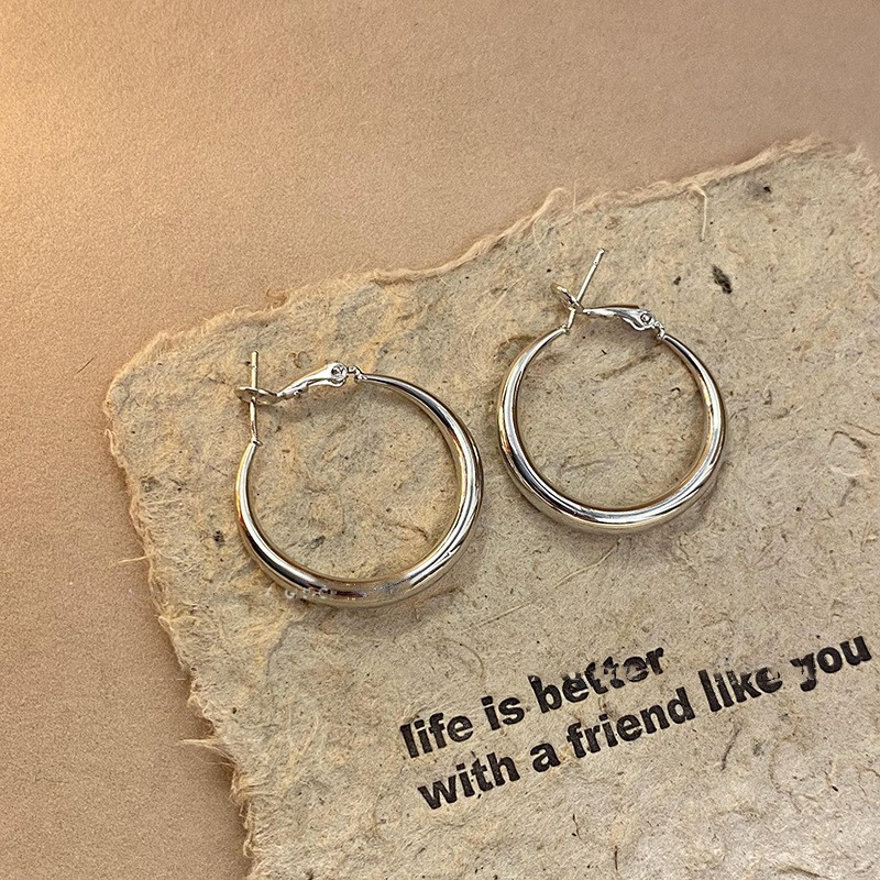 Pendientes ovalados simples de aguja de plata Pendientes de tendencia de personalidad transfronteriza europea y americana Pendientes de diseño de todo fósforo de nicho al por mayor