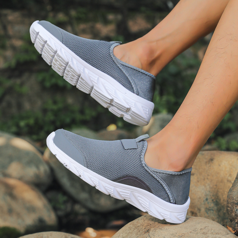 Nuevos zapatos de deporte casuales de tejido volador para hombres con suela suave de malla transpirable zapatos de carrera comercio exterior al por mayor transfronterizo