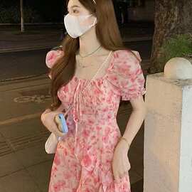 方领碎花连衣裙女夏季2023收腰显瘦辣妹开叉氛围感短袖中长裙