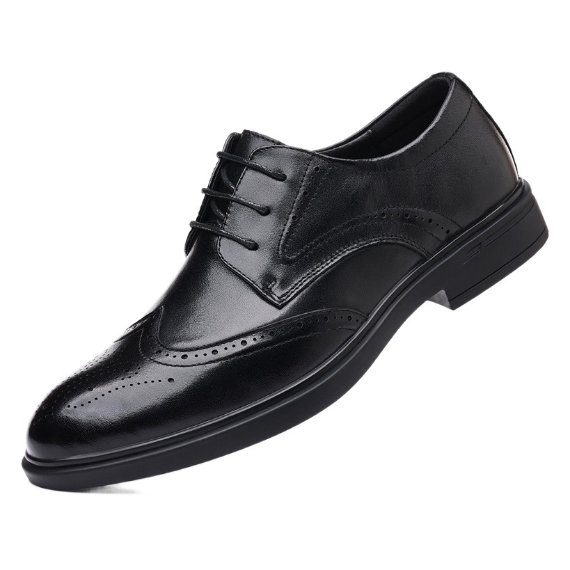 Zapatos de cuero de los nuevos hombres de la primera capa de piel de vaca brogue de cuero tallado estilo británico de los hombres ocasionales zapatos de los hombres de punta de fondo suave