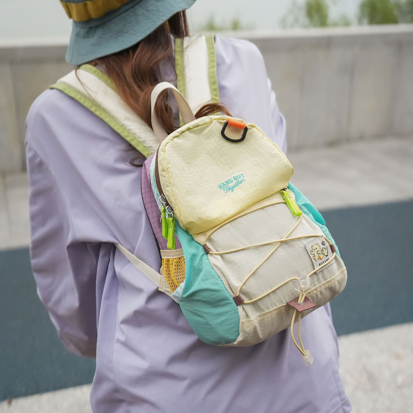 Hombres nuevos viajes de estilo de viento color de choque 2026 mochila ligera, bolso de montaña de gran capacidad, bolsillo al aire libre más ocio