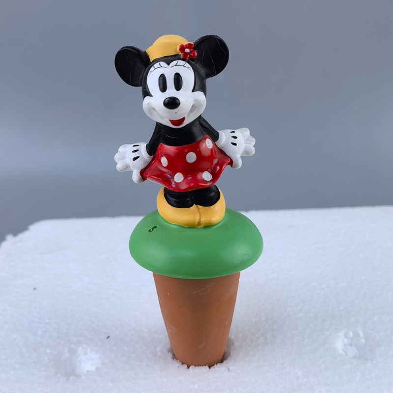 El fabricante produce un dispositivo de riego de flores automático de cerámica, un dispositivo de goteo de arcilla, un filtro de agua de arcilla roja, un juego de dispositivo de riego de flores perezoso de cerámica roja