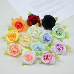 お金の薔薇の花はさくらんぼバラの花の頭の花嫁の手で花をすくって喜糖箱を作って手で花を飾る
