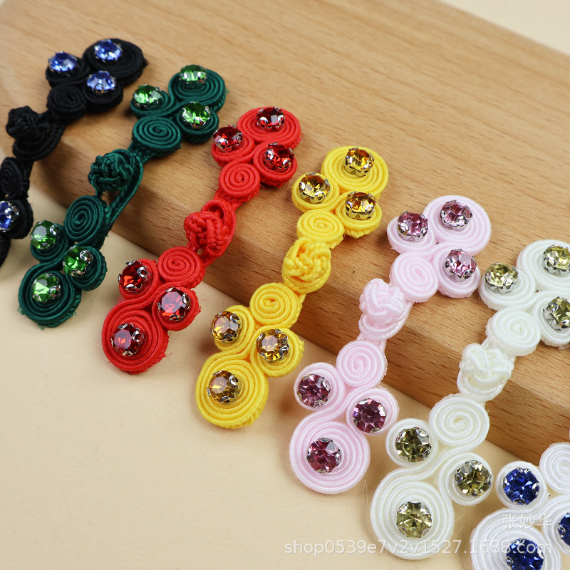 Miaoyi teje a mano cuatro turbinas de diamantes de color clavos hanfu cheongsam vestidos de botones fabricantes de venta directa Guofeng botones