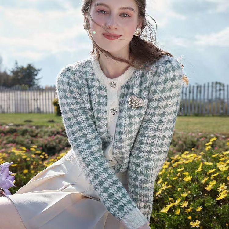 프랑스 사교계 명사 XIAOXIANGFENG 2024 가을 겨울 신상 스웨터 라운드 넥 짧은 스타일 외국 스타일 아우터 니트 가디건 재킷 유행