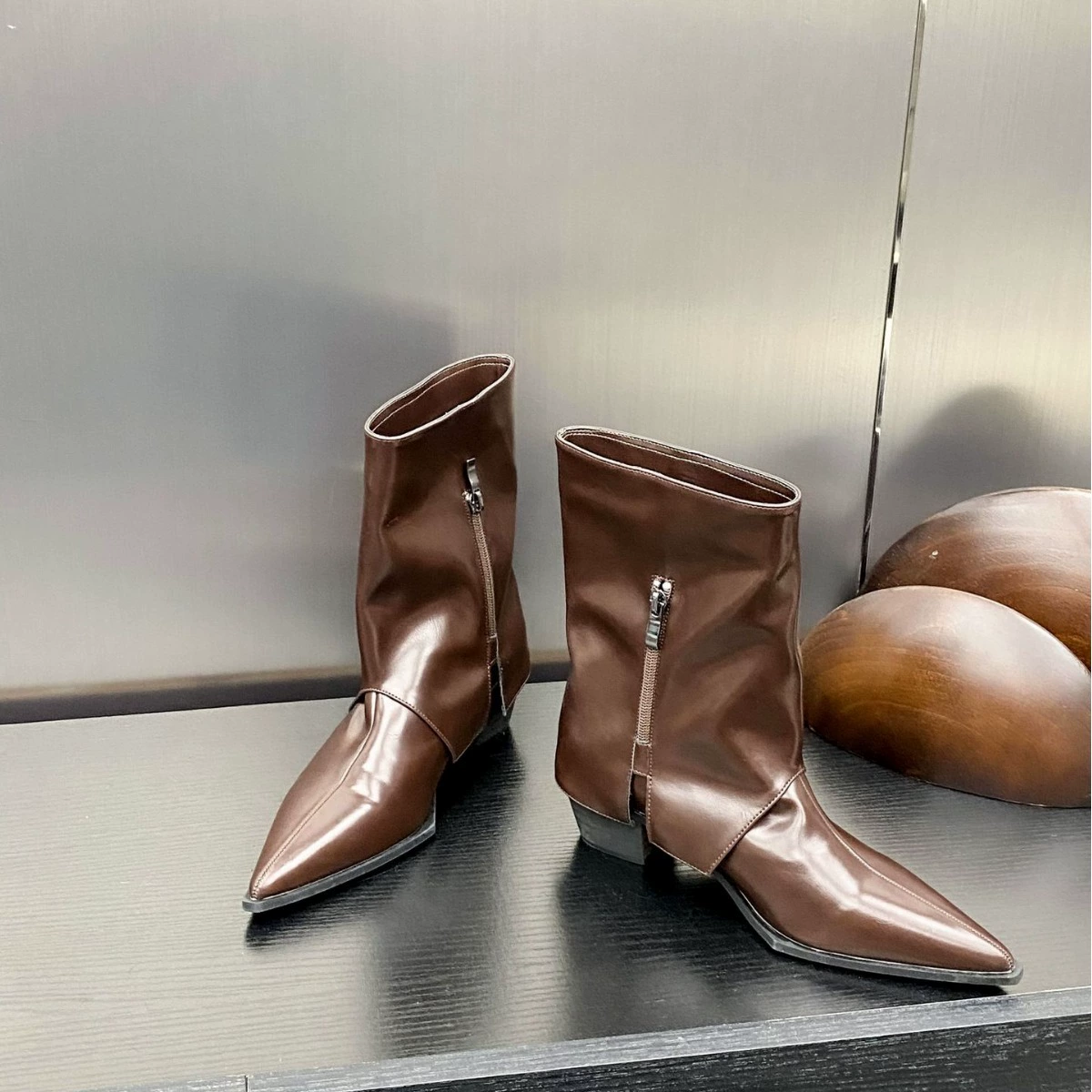 Низкие челси-ботинки (Martens), заостренный носок, пряжки и боковая молния, женские
