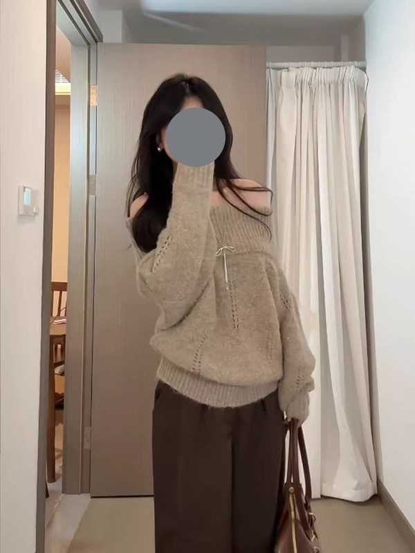 韩系一字肩镂空长袖软糯毛衣女2025秋季设计感宽松显瘦露肩小上衣|undefined