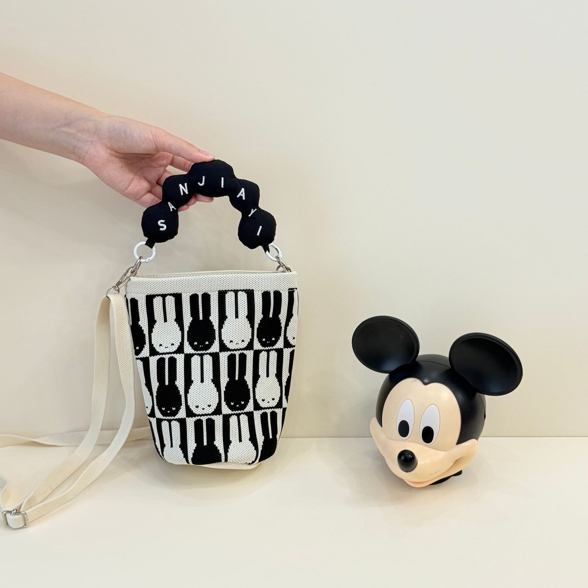 2026 primavera y verano nuevo bolso de cubo de pintura creativo portátil gran espacio de aire de dopamina alta sensación mochila