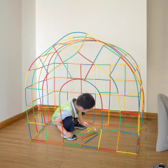 幼稚園の建設エリア、中・大規模クラスの教材、卓上玩具教材、ホース組み立てパズルエリアコーナー用のストロー積み木を構築します。