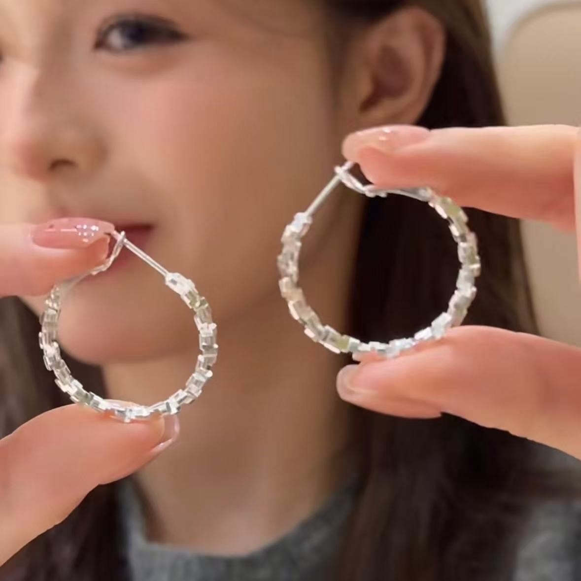 Pendientes ovalados simples de aguja de plata Pendientes de tendencia de personalidad transfronteriza europea y americana Pendientes de diseño de todo fósforo de nicho al por mayor