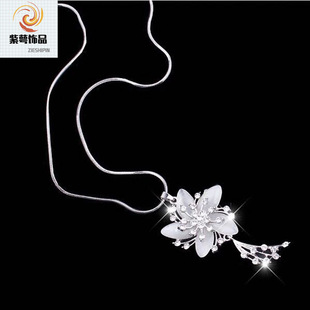 Autumn and winter New Flower sweater chain long female angel girl Korean fashion personality Peacock necklace accessories
