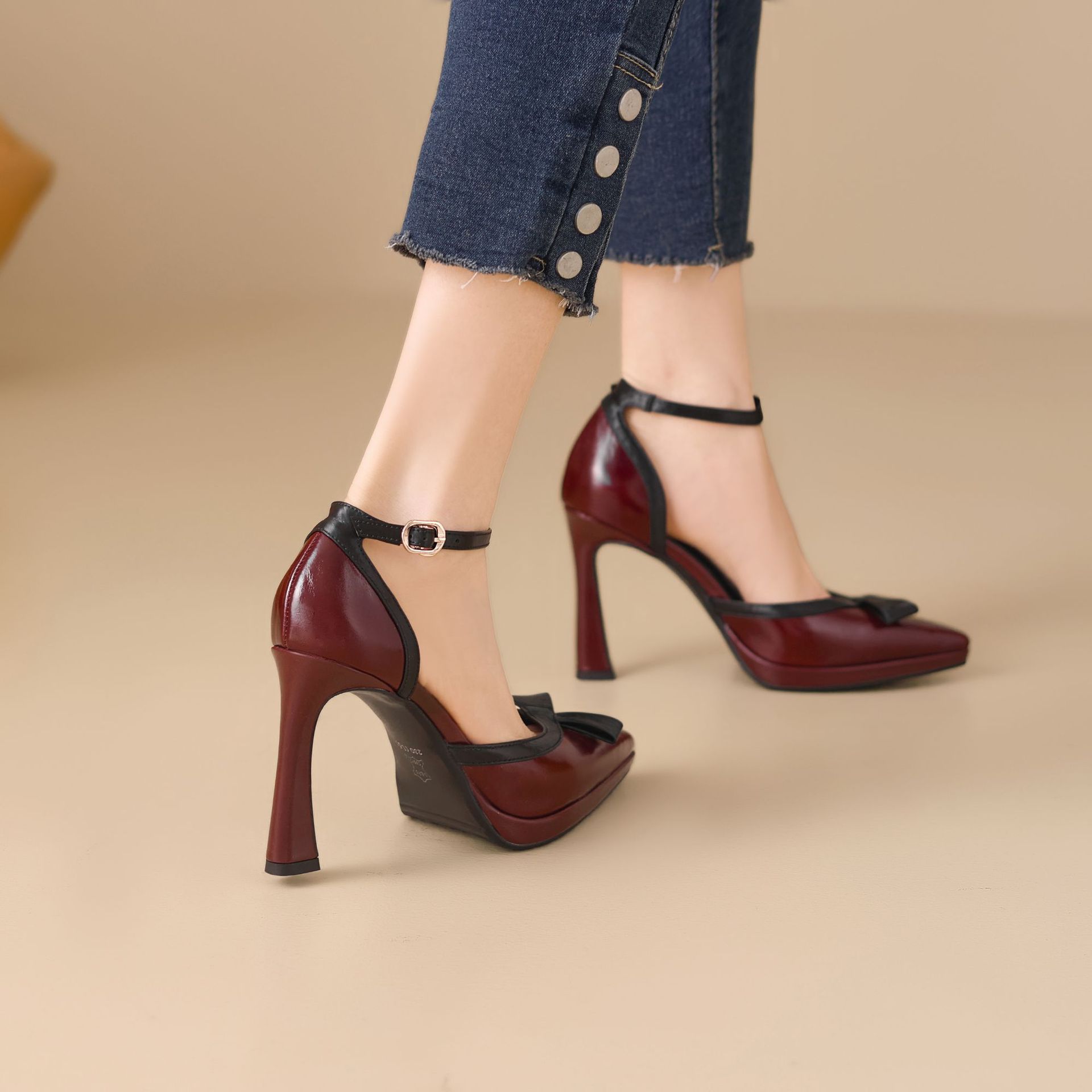 Sandal cao gót nữ phối màu phong cách Chanel, quai một khuy, mũi kín, gót nhọn 9 cm — Rượu vang đỏ, màu trắng ngà