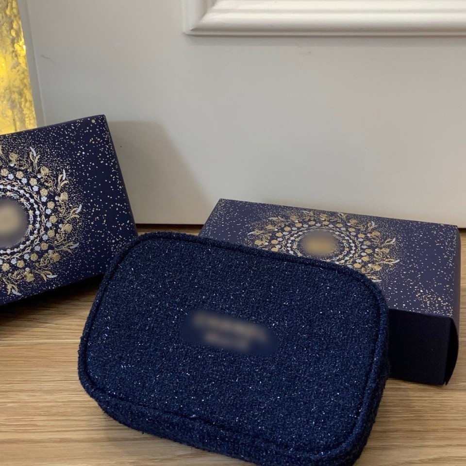 25年家最新圣诞限定赠品 深蓝化妆包搭配山茶花链头金丝线手拿收