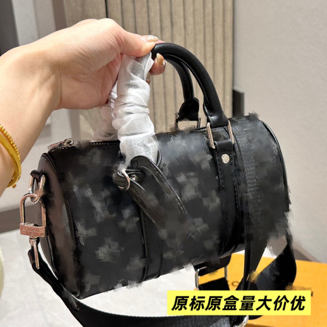 工厂直销kp25 35cm枕头包男士斜挎包经典黑花压纹直播爆款推荐