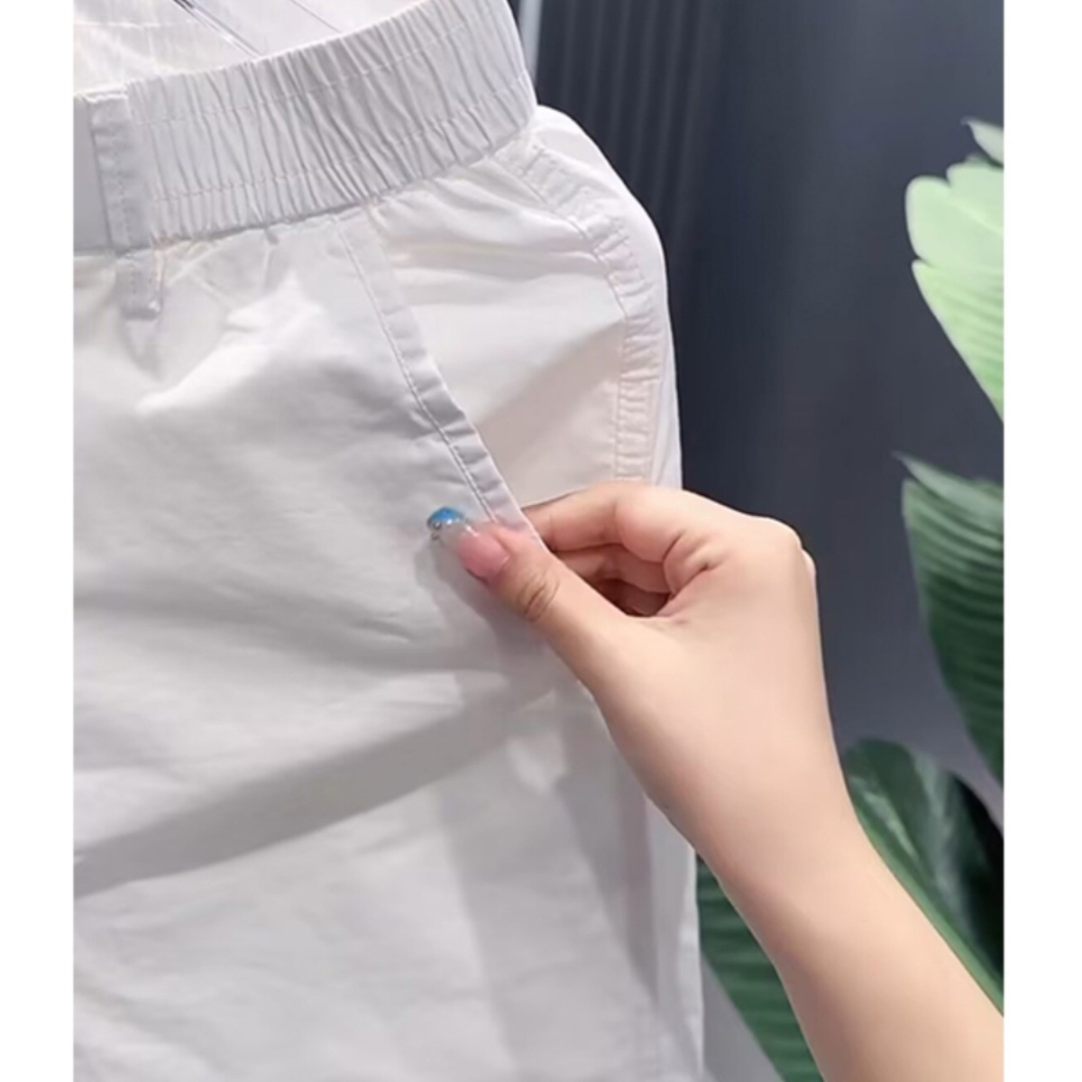 Pantalones cortos casuales negros puros para hombres, estilo fino de verano, tendencia, sentido de alta gama, deportes rectos, todo fósforo, pantalones de 5 puntos para hombres