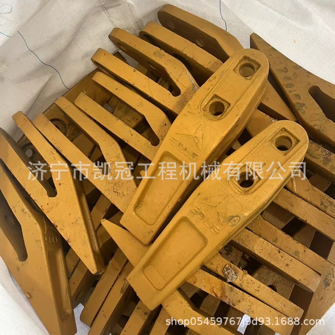 厂家销售铲斗 铲板 成工935 938装载机铲板 斗齿