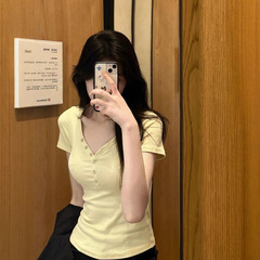 2025新型vネックの肩の半袖のtシャツの女性の夏の修身のデザイン感のボタンのアメリカ式のギャルの短い上着の女性