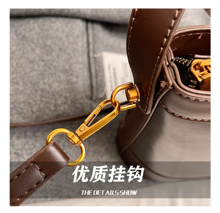 A retro color-blocking and textured hand-held bucket bag for women, a new 2024 trendy and fashionable small bag, a crossbody bag undefined