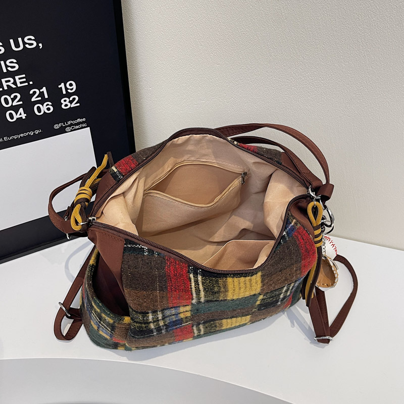 Bolso de gran capacidad de color de choque de ocio y desplazamiento 2025 nuevo bolso trasero de hombro femenino de otoño e invierno bolso especial de hombro único