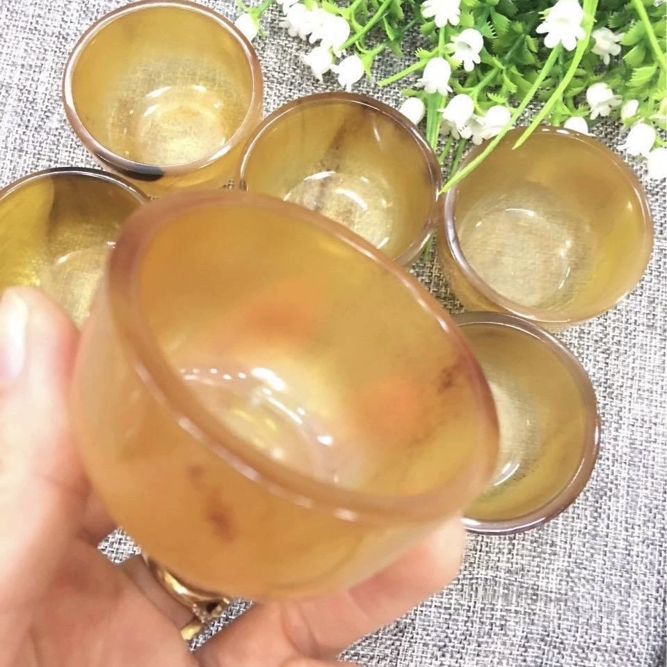 Натуральные круассаны бокалы с белым вином чашка с чаем чашка с подарками