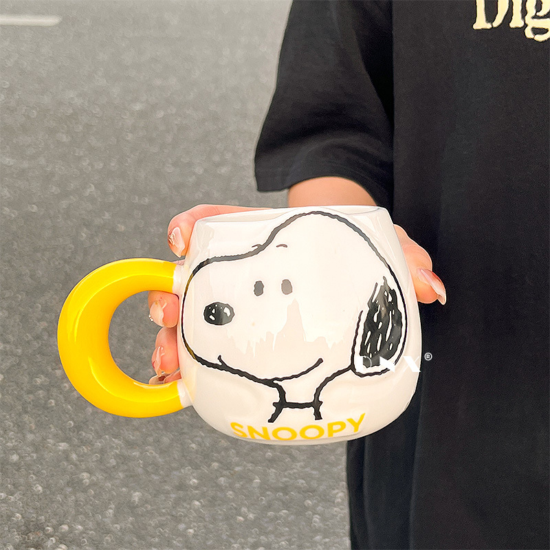 Snoopy tazas de regalo de cumpleaños tazas de cerámica copas de agua tazas de oficina niños 2025 nuevas tazas de café