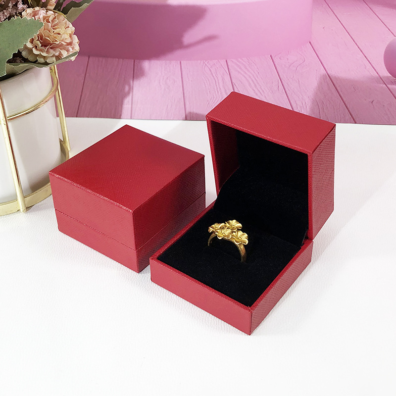 Venta directa de fábrica precio de fábrica gran tela escocesa roja de cuero caja de joyería de papel de plástico de ángulo recto caja de embrión en stock caja de joyería al por mayor