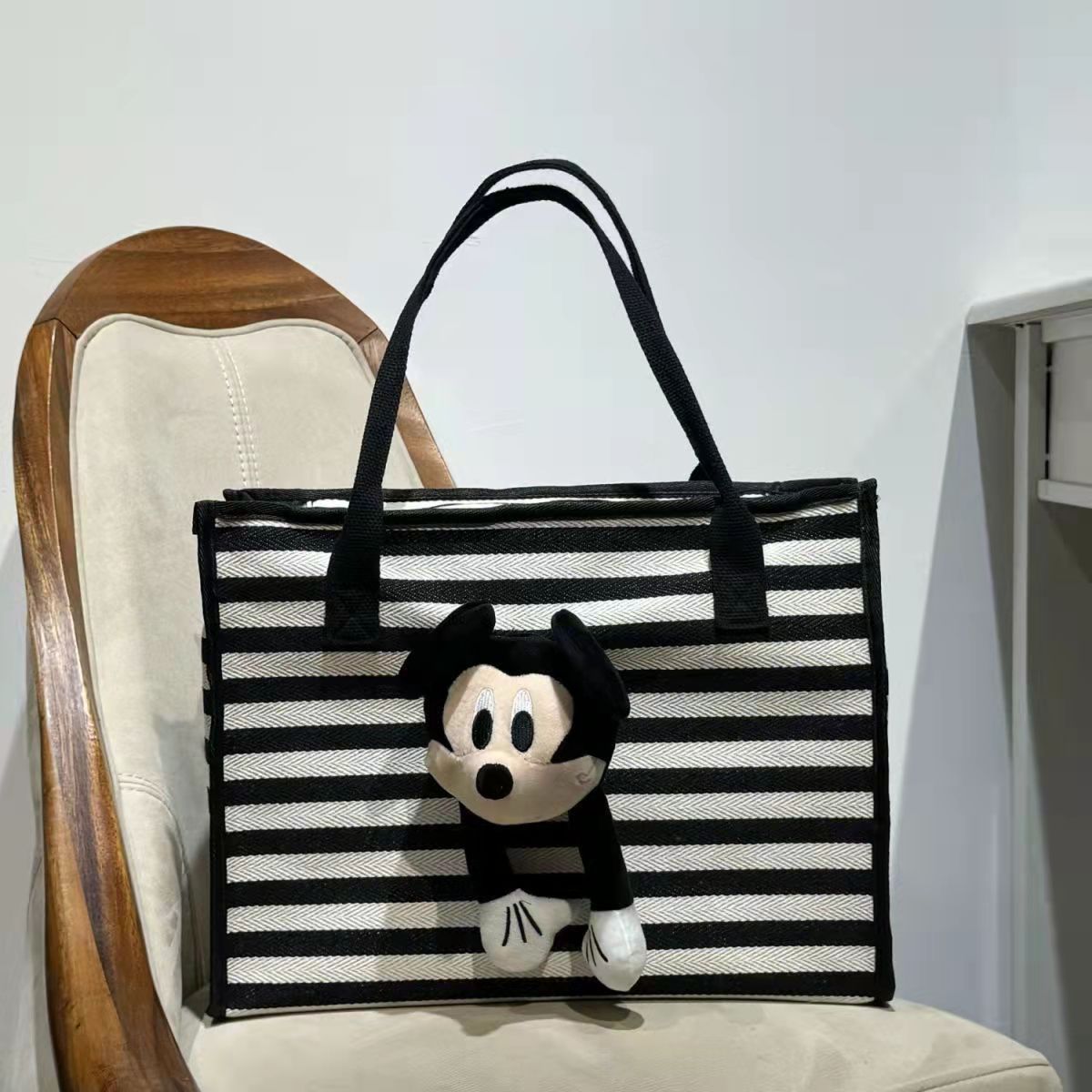 Bolso negro con rayas horizontales de Mitch + colgante de Mitch