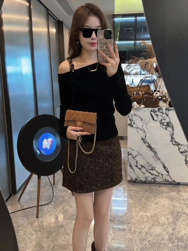 早秋穿搭丝绒豹纹肩带长袖t恤女2025新款爆款巨好看打底斜肩上衣|undefined