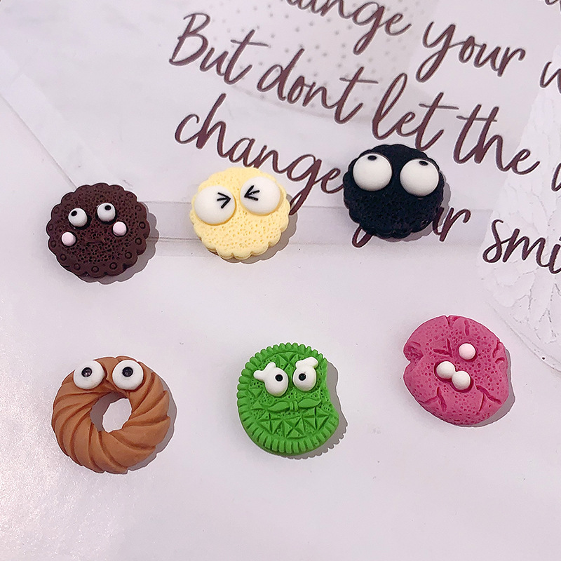 Caricatura extraña emoji galletas accesorios de resina DIY pegamento crema caja de teléfono móvil botón de zapato joyería parches galletas de carbón