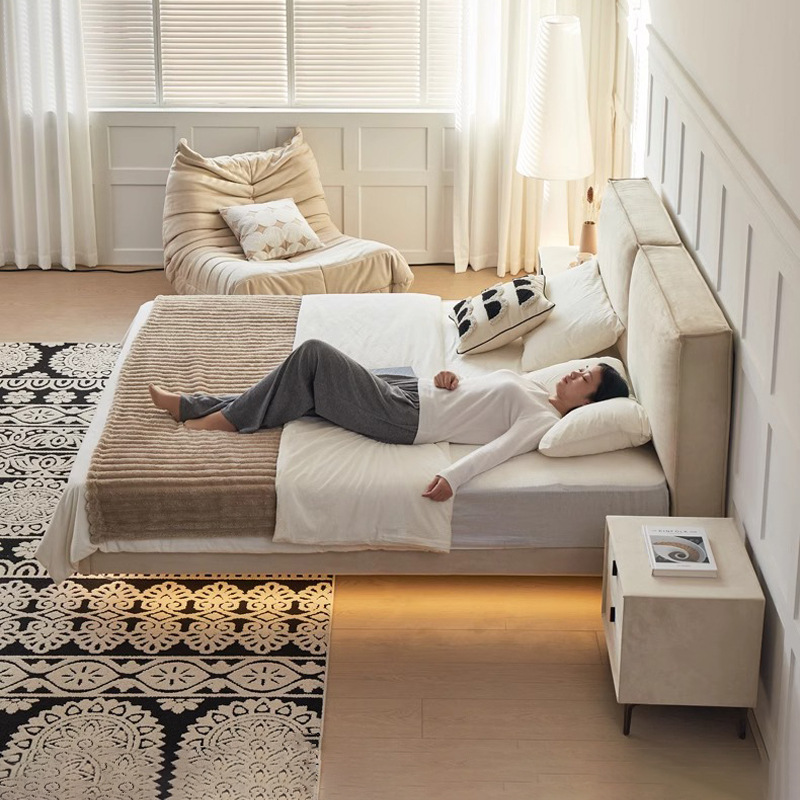 Bloqueo de tofu tela cama flotante dormitorio pequeño estilo de cama doble 1.8m estilo de crema cama doble moderna simple