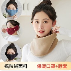 新型マフラーの女性は冬に保温して防寒します。