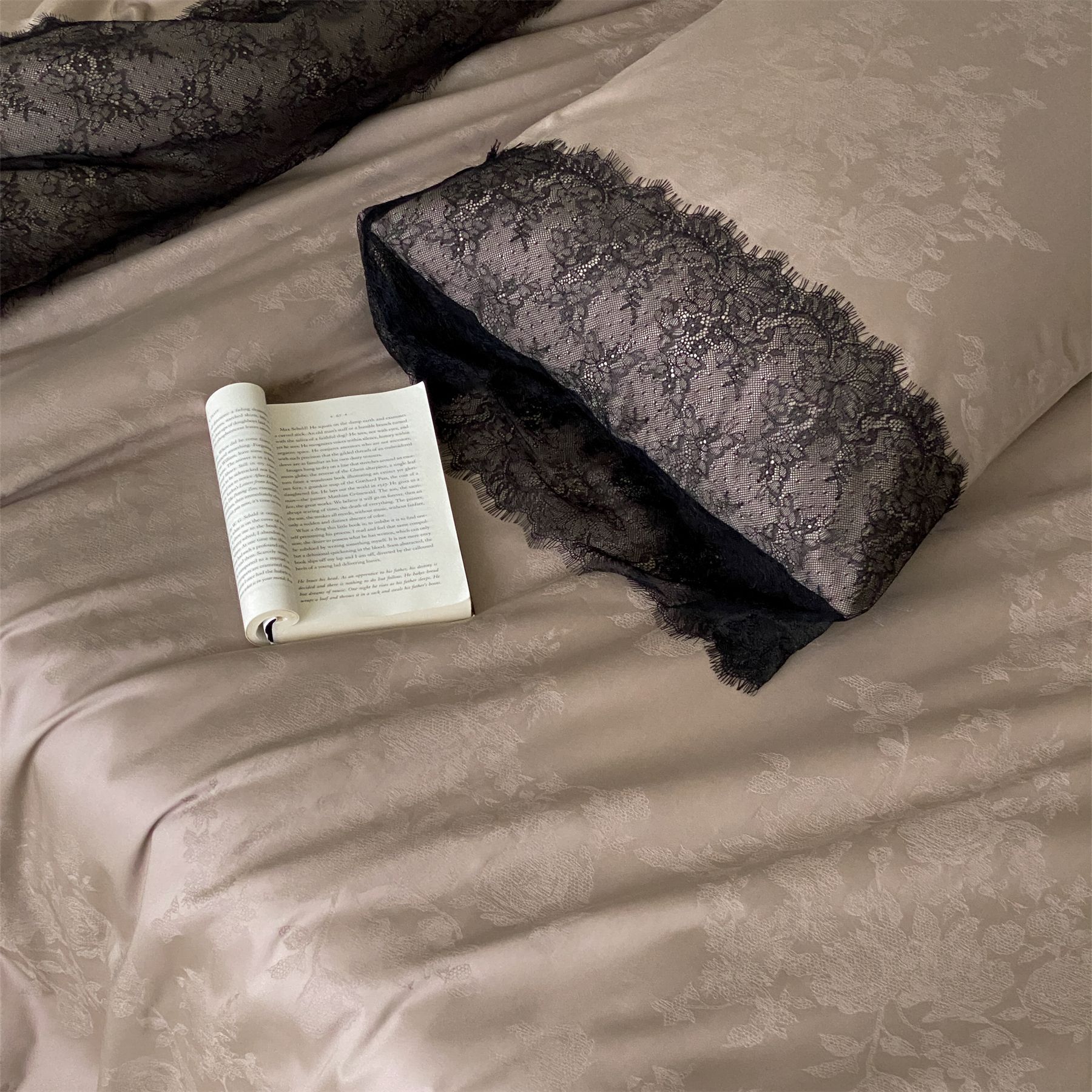 Nordiskt boho bäddset i bomullsjacquard med spetskant_voghion.com