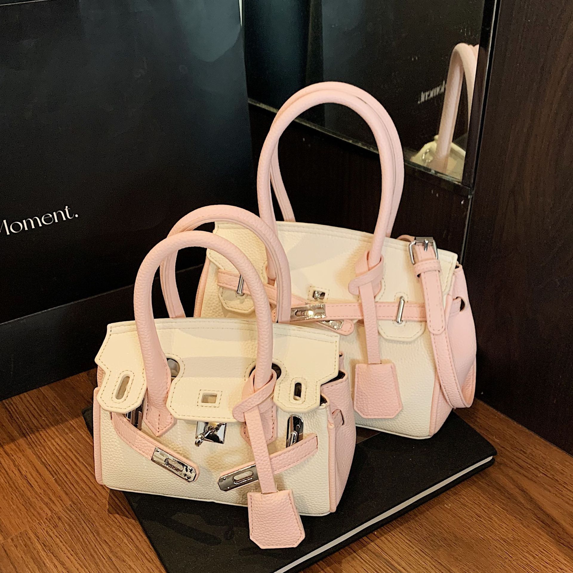 Bolso portátil de platino con textura de moda transfronteriza, bolso de hombro simple y versátil de lujo ligero, bolso de nicho de temperamento de gran capacidad