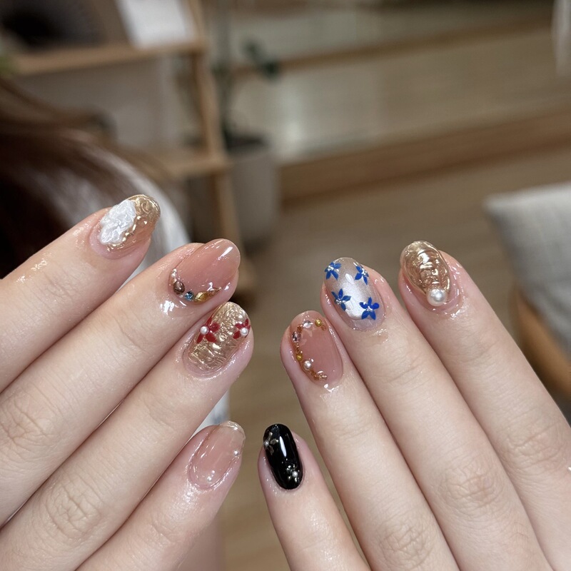 Handmade Wearable Nails Spring and Summer Retro Oil Painting Small Golden Flower Short Hand-Painted Whitening Hot Girl Student High-End Nail Art Stickers